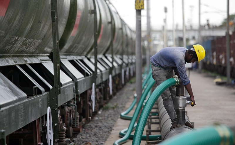 
                    Индийские НПЗ увеличили вчетверо закупки российской нефти

                